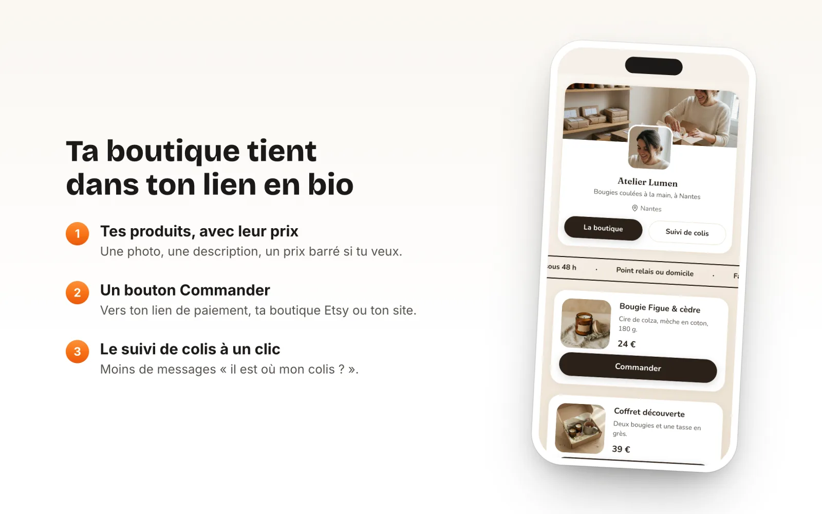 Une page ULTIME.Bio d’exemple sur un téléphone : l’Atelier Lumen, bougies coulées à la main à Nantes, avec les boutons « La boutique » et « Suivi de colis », un bandeau « Point relais ou domicile », et deux produits avec leur prix et un bouton « Commander » ; à gauche, « Ta boutique tient dans ton lien en bio »